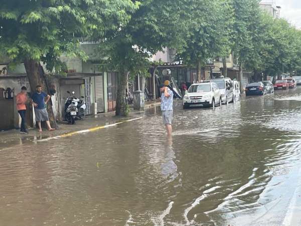 Tokat'ta etkili olan sağanak yağış hayatı olumsuz etkiledi
