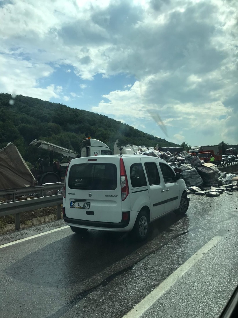 Samsun'da kaza: Makarna yüklü tır devrildi