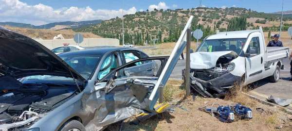 Amasya'da otomobil ile hafif ticari araç çarpıştı: 6 yaralı