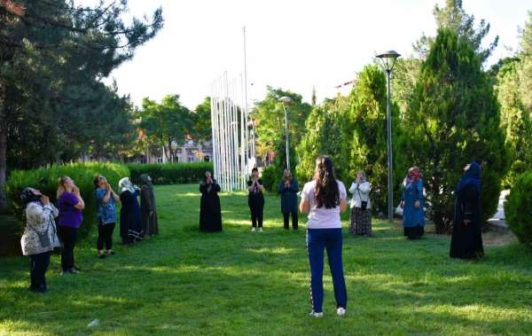 Diyarbakır'da parklarda eğitmenler eşliğinde 'Sabah sporları' yapılıyor