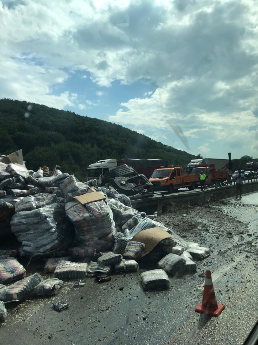 Samsun'da kaza: Makarna yüklü tır devrildi