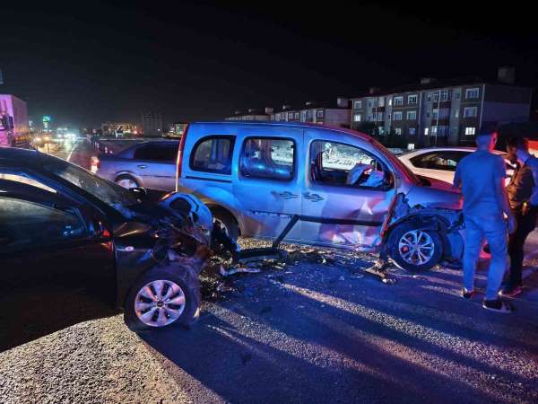Bitlis'te trafik kazası: 6'sı çocuk 14 kişi yaralandı