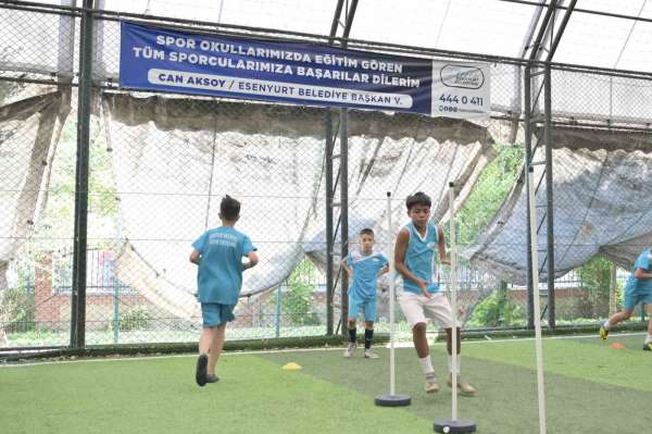 Esenyurt Belediye Başkan Vekili Can Aksoy'dan yaz spor okullarına ziyaret