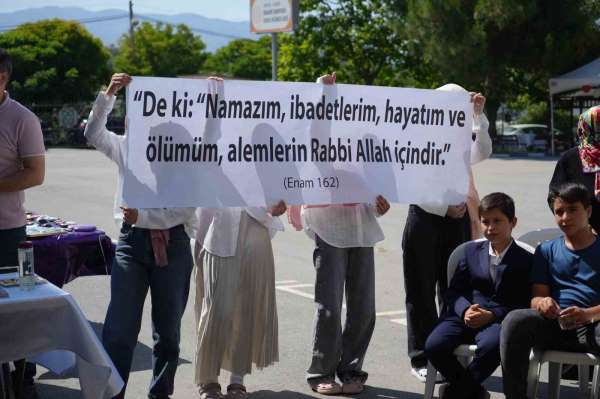 Yatılı yaz Kur'an kursu öğrencilerinden coşkulu final: İTÜ'deki pankartı açtılar