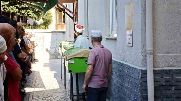 Ardahan'daki feci kazada hayatını kaybeden 4 kişi Artvin'de toprağa verildi