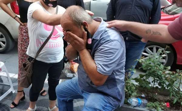 Sokakta yürürken kafasına tabela düştü