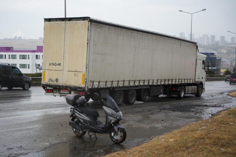 Samsun'da geri geri giden tır, motosiklete çarptı: 1 yaralı