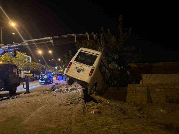 Iğdır'da kaza yapan yolcu minibüsü bahçe duvarında asılı kaldı