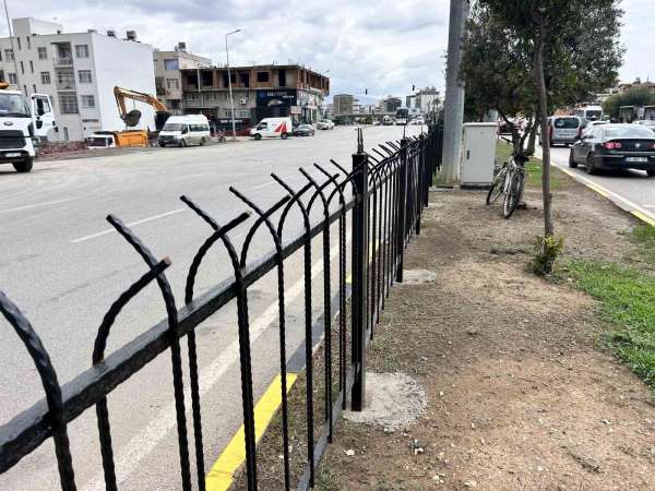 İskenderun'da ölümcül kazalara karşı orta refüje demir korkuluk