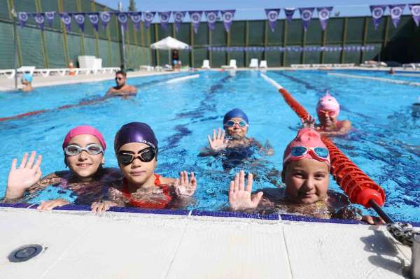 Minik yüzücülerin sertifika heyecanı