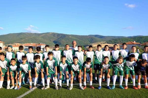 Akdağmadeni'nde Yaz Futbol Okulu'na katılan 60 gence malzeme desteği