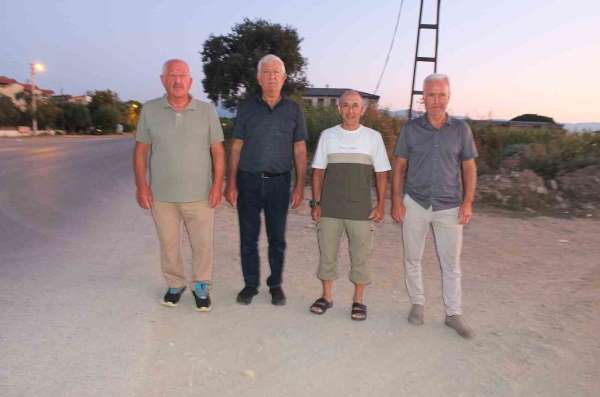 Burhaniye' de kaldırımsız cadde kazalara davetiye çıkarıyor