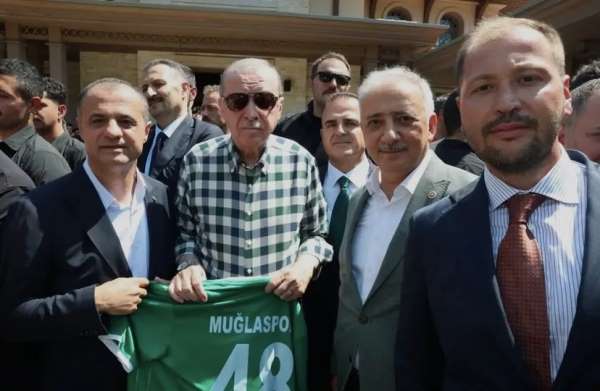 Cumhurbaşkanı Erdoğan'a Muğlaspor forması takdim edildi