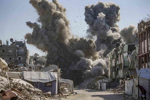 İsrail'den Gazze'de su arıtma tesisi ve camilere yönelik hava saldırıları