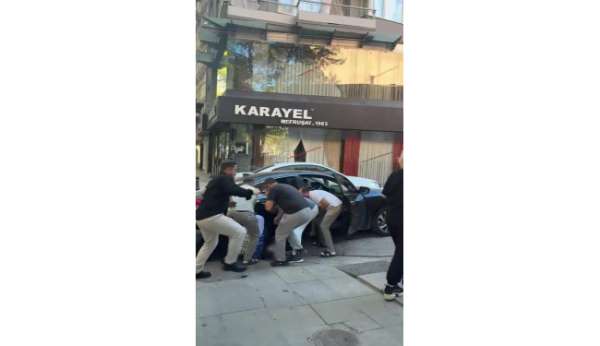 İzmit'te otomobilin çarptığı çocuk aracın altında kaldı