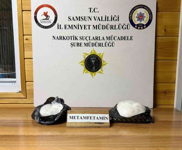 Narkotik köpeği Şila valizdeki 1 kilo 900 gram metamfetamini buldu