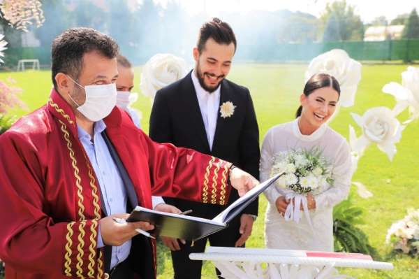 Kalecinin nikahı yeşil sahada kıyıldı 