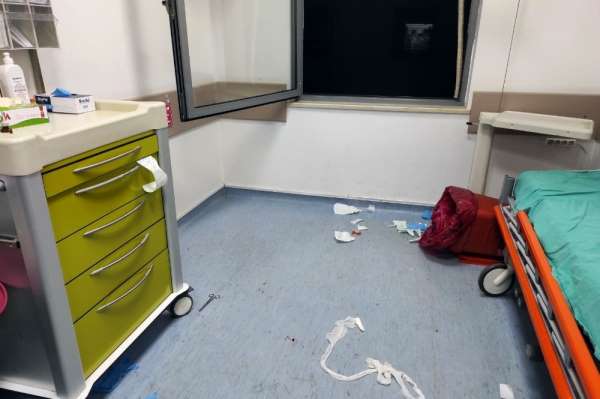 Sakarya'da sağlık çalışanına tekme, tokat ve makaslı saldırı 