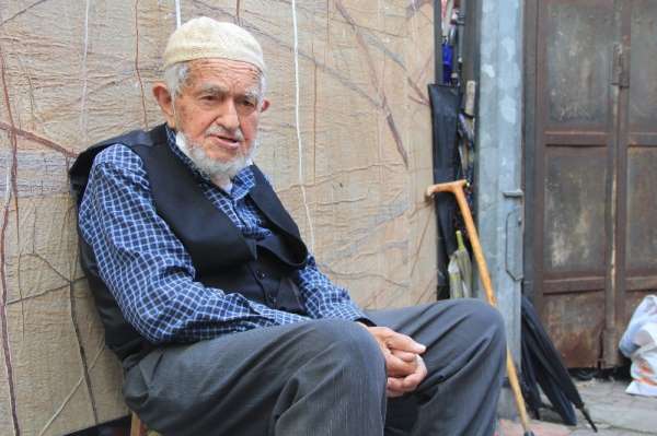 Samsun'da 90 yaşındaki şemsiye tamircisi kış sezonuna hazırlanıyor 