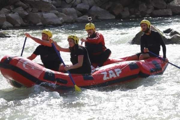 Çukurca'da rafting heyecanı devam ediyor