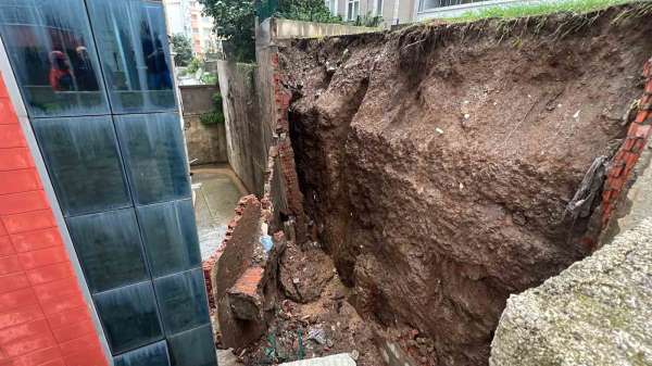 Sinop'ta istinat duvarı çöktü, bina tahliye edildi