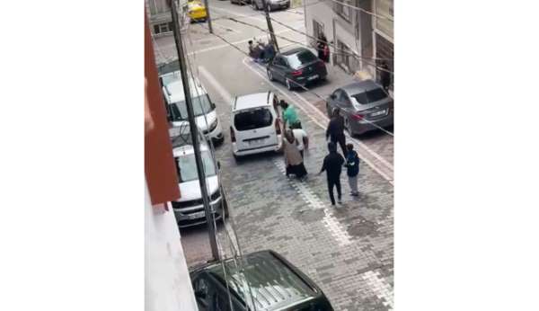 Eski koca olay çıkardı, kadının yakınları tekme tokat kovaladı; o anlar kamerada