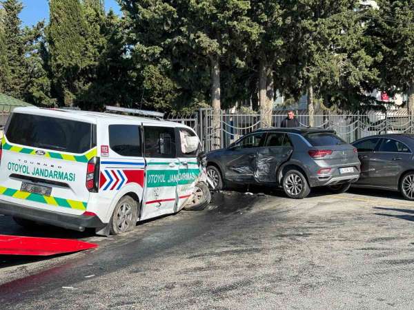 Silivri'de jandarma aracı kazaya karıştı:3 yaralı