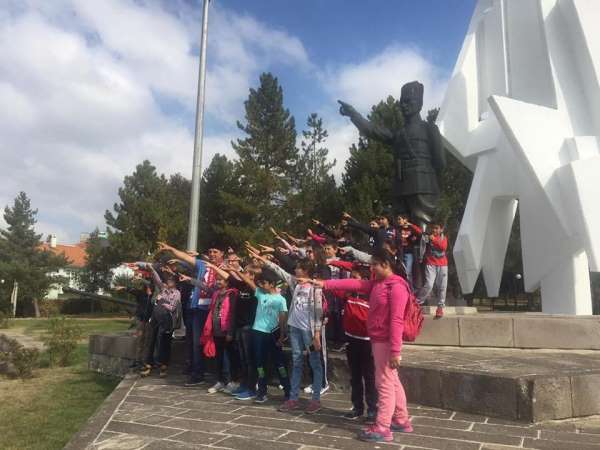 İlkokul öğrencilerinden şehitlik ziyareti