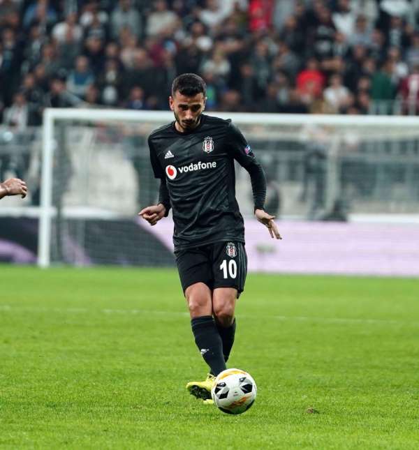 Oğuzhan Özyakup'a tribünlerden tepki 
