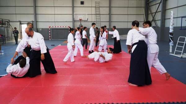 Üniversite öğrencilerine Aikido dersi 