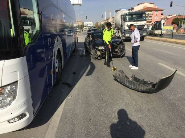 Konya'da üç aracın karıştığı kaza ucuz atlatıldı 