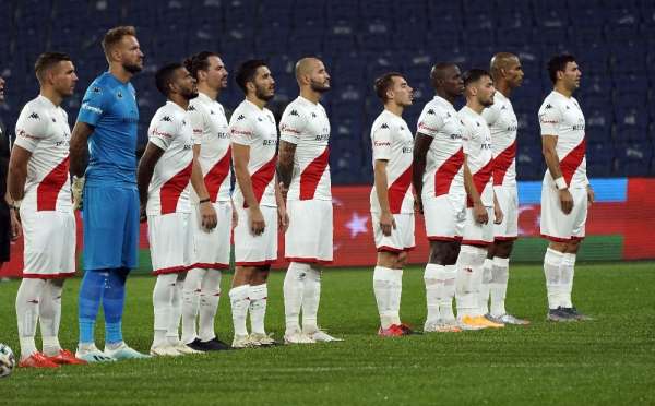 Süper Lig: Medipol Başakşehir: 2 - FT Antalyaspor: 1 (Maç devam ediyor) 