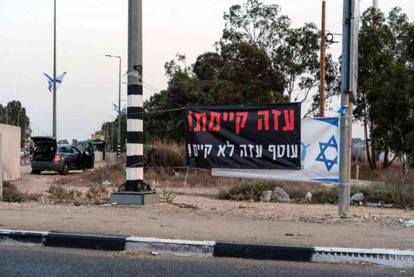 İsrail'de sınır bölgelerine 'Biz kazanacağız' pankartları asıldı