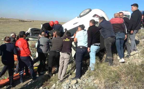 Can pazarının yaşandığı ölümlü kazada aracı devrilmesin diye vatandaşlar tuttu