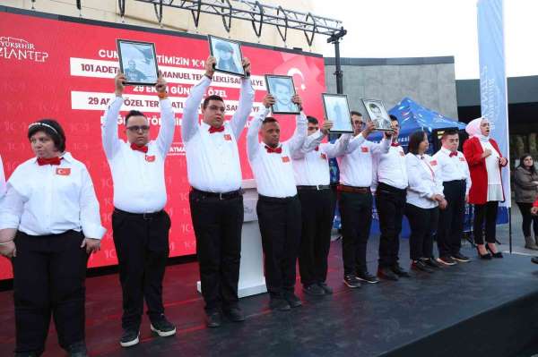 Gaziantep'te down sendromlu bireyler TUSAŞ şehitlerini andı, duygu dolu anlar yaşandı