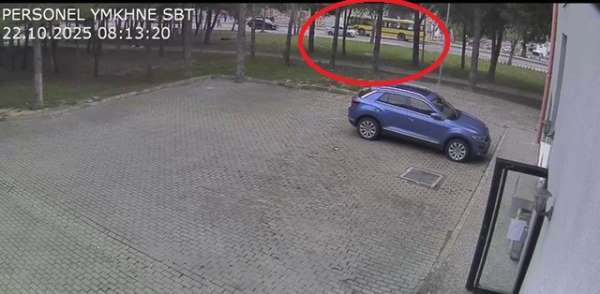 Kampüs içinde belediye otobüsü kadına çarptı: Kaza anı kamerada