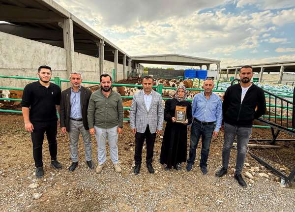 TOBB Malatya Genç girişimciler kurulu tarafından kadın girişimci Hafure Adak'a plaket