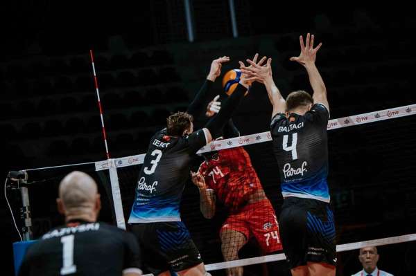 Efeler Ligi: Spor Toto: 2 - Halkbank: 3