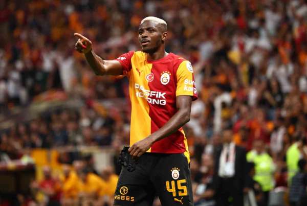 Galatasaray'da Osimhen, Fenerbahçe'de Vedat takımını sırtlıyor