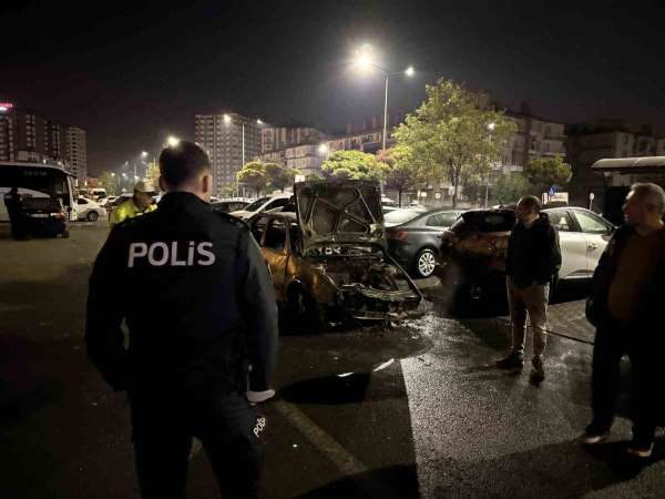 Kayseri'de kaza yapan otomobil alev aldı, park halindeki 3 araç zarar gördü: 1 yaralı