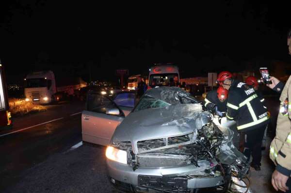 Nevşehir'de feci kaza: Otomobil tıra çarptı, 2 kişi hayatını kaybetti
