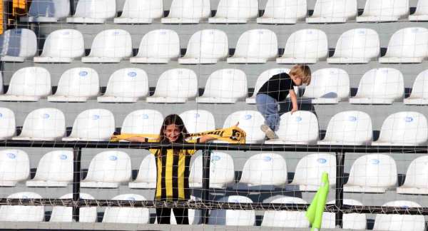 Tribünde tek başına, İstanbulspor aşkı mesafe tanımıyor