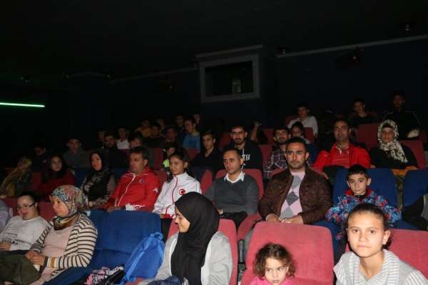 Eskici, Cep Herkülü Naim Süleymanoğlu filmini sporcularla birlikte izledi 