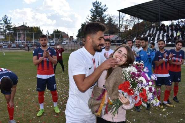 Futbolcudan kız arkadaşına maç öncesi sahada evlilik teklifi 