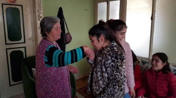 Öğrencileri ilkokul öğretmenlerini unutmadı