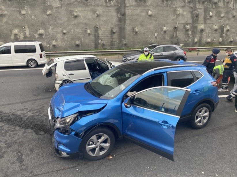 Samsun plakalı araç TEM otoyolunda kaza yaptı