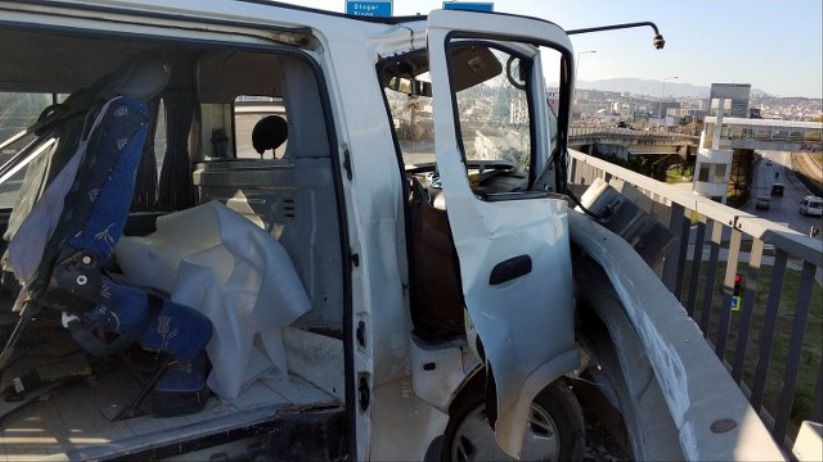 Samsun'da panelvan minibüs viyadükteki bariyerlere çarptı