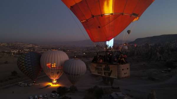 Kapadokya'da balonlar kadına yönelik şiddete dikkat çekmek için havalandı 