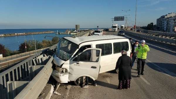 Samsun'da panelvan minibüs viyadükteki bariyerlere çarptı: 3 yaralı 