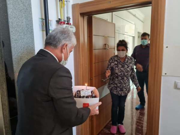 Vali Sonel'den öğretmenlere doğum günü sürprizi 